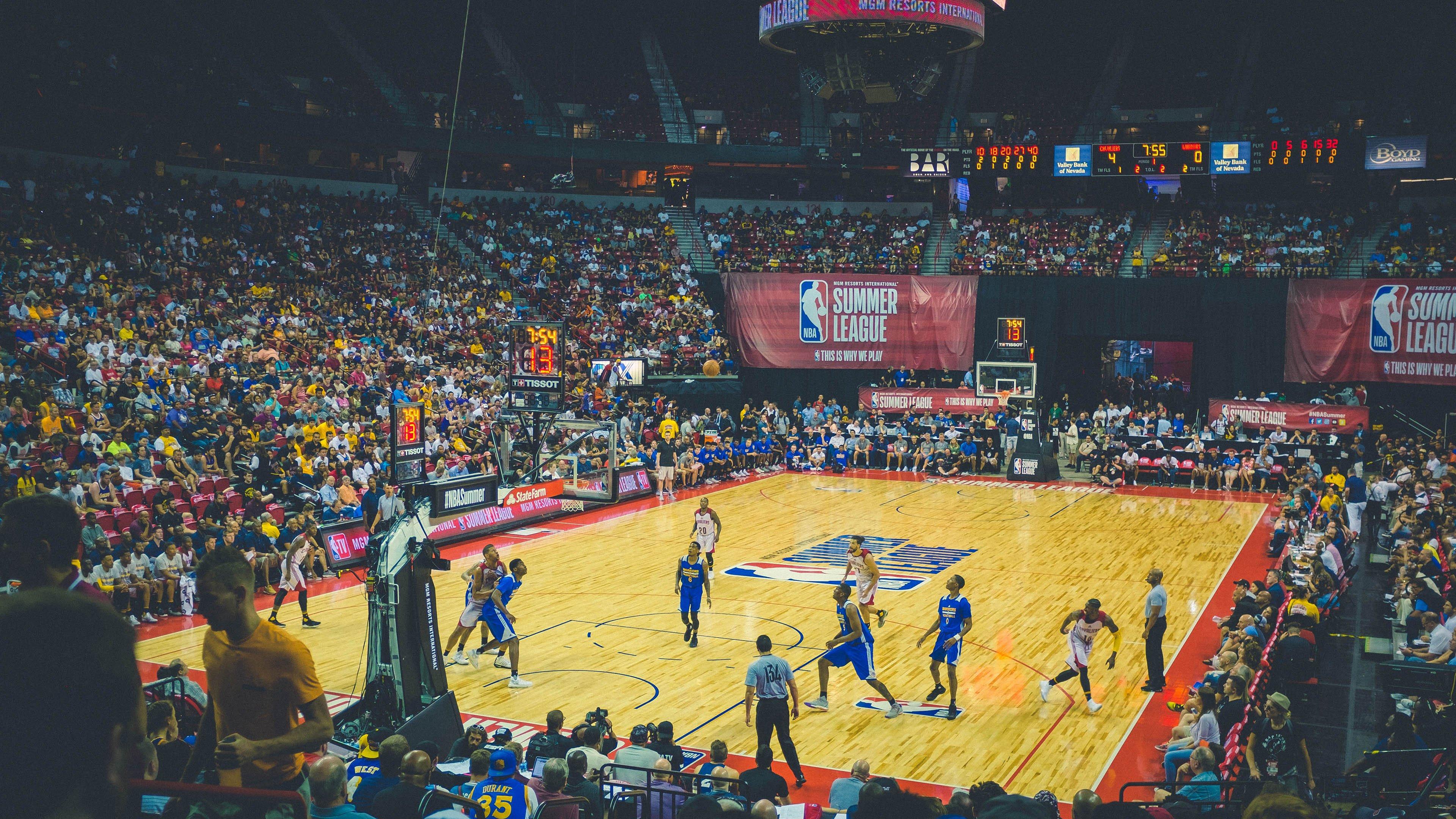中国游泳队闪耀世锦赛,张雨霏破纪录夺金,新生代小将崭露头角
